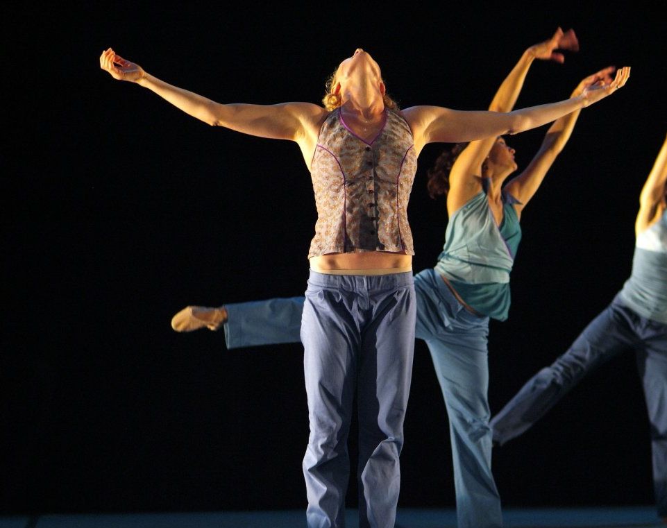 Spectacle de danse Semeurs d'étoiles une danseuse les bras ouverts